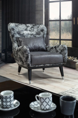 Woonkamer fauteuil met gestoffeerde zitting in modern design met slangenprint bekleding.