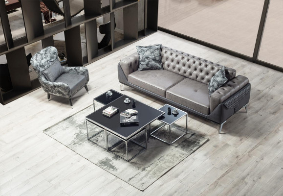 Woonkamer fauteuil met gestoffeerde zitting in modern design met slangenprint bekleding.