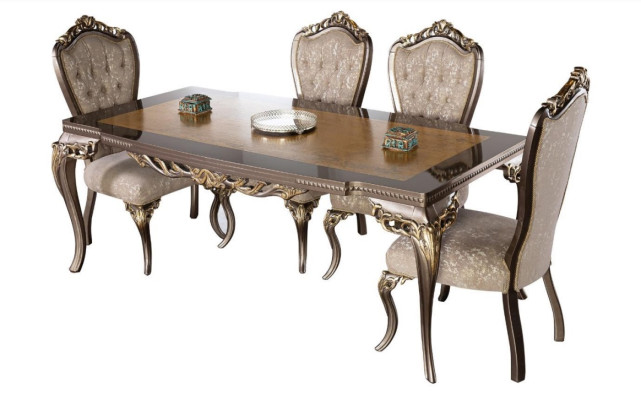 Klassieke eettafel van massief hout met uitgebreide versieringen