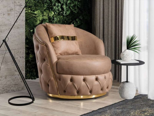 Een luxueuze, moderne fauteuil in een lichte beige tint van Chesterfield