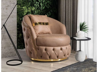 Een luxueuze, moderne fauteuil in een lichte beige tint van Chesterfield