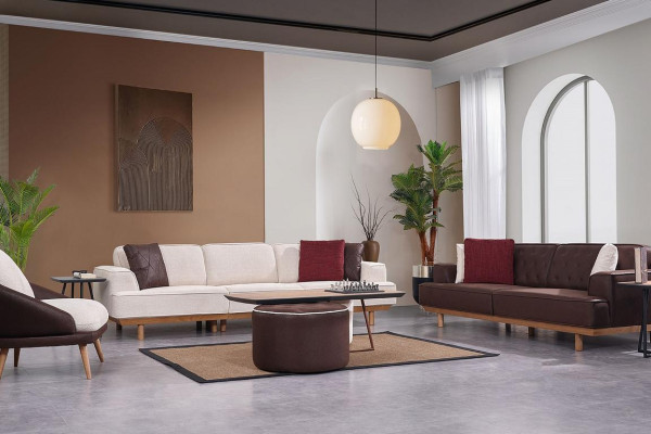 Stijlvolle bruin-witte bankstel woonkamer fauteuil salontafel poef