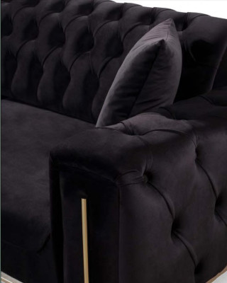 Zwarte Chesterfield bankstel met drie zitplaatsen, gestoffeerde bank van fluweel met hout