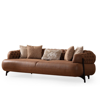 Bruin-witte woonkamer bankstel exclusieve driezitsbanken fauteuils.