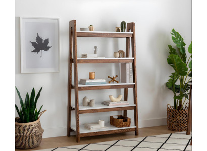 Bruin-witte boekenkast woonkamer designer houten planken edele meubels