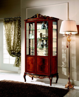 Luxe designmeubelen Italiaanse meubels Grote houten bruine vitrine Luxe vitrinekast