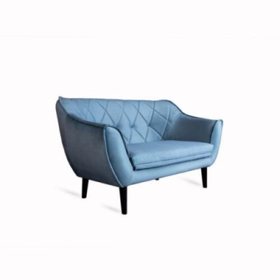 Comfortabele, zachte 2-zitsbank met luxe bekleding in een zachtblauwe kleur.