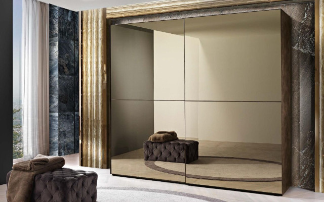 Stijlvolle spiegelkast met schuifdeuren in moderne stijl.