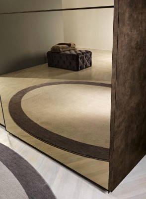 Stijlvolle spiegelkast met schuifdeuren in moderne stijl.