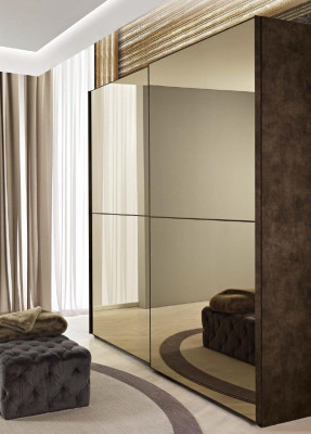 Stijlvolle spiegelkast met schuifdeuren in moderne stijl.