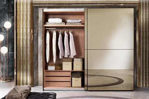 Stijlvolle spiegelkast met schuifdeuren in moderne stijl.