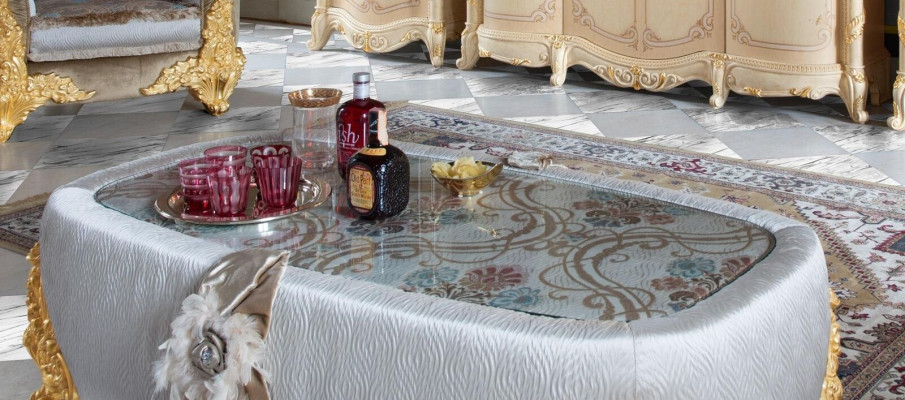 Exclusieve salontafel voor de woonkamer van hout is een prachtige aanvulling op uw interieur.