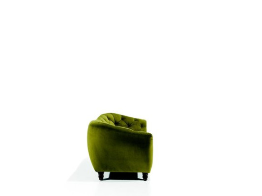 Dries zits bank met luxe Chesterfield-rugleuning in een elegante groene tint