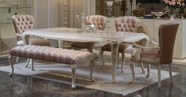 Klassieke eetkamer meubelset in zacht roze in natuurlijk hout