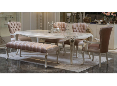 Klassieke eetkamer meubelset in zacht roze in natuurlijk hout
