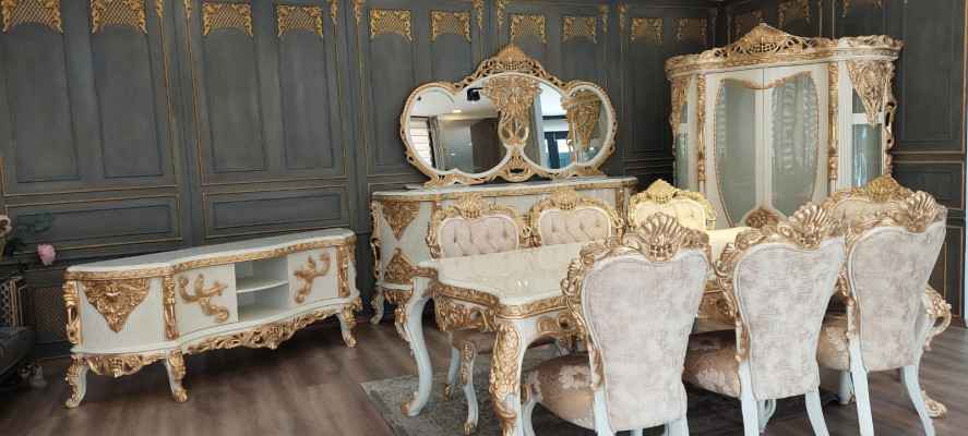 Prachtige eetkamermeubel compleet set met veel decoratieve elementen.