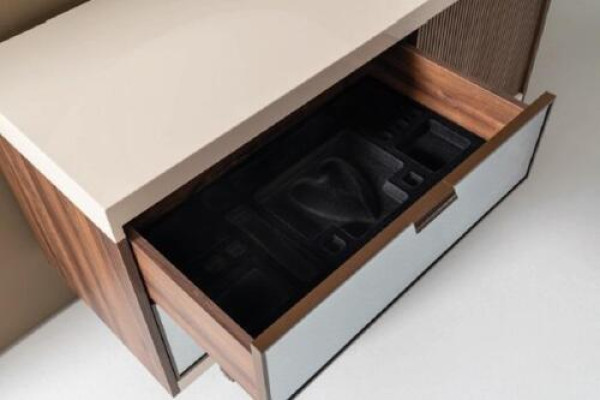 Stijlvol modern bed met twee nachtkastjes van natuurlijk hout