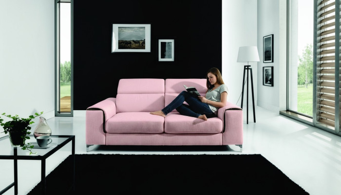 Een respectabel, modern en comfortabel tweezitsbank in een stijlvolle roze kleur.