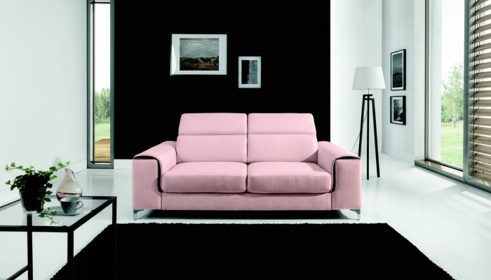 Een respectabel, modern en comfortabel tweezitsbank in een stijlvolle roze kleur.
