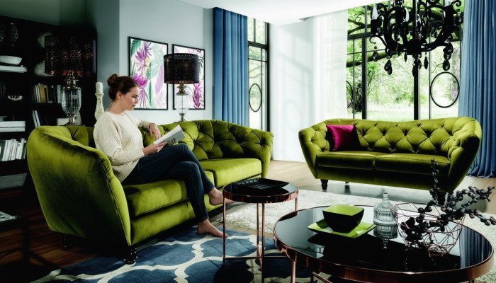 Dries zits bank met luxe Chesterfield-rugleuning in een elegante groene tint