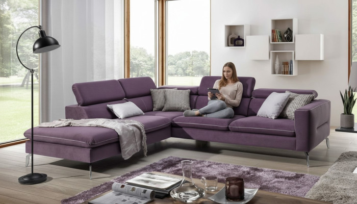 Een functionele, stijlvolle hoekbank in moderne stijl voor uw huis met luxe lila bekleding.