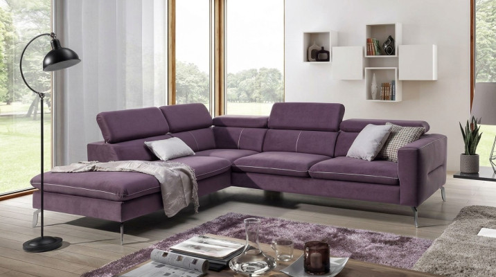 Een functionele, stijlvolle hoekbank in moderne stijl voor uw huis met luxe lila bekleding.