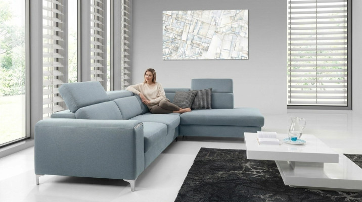 Ontwerperscomfortabele, zachte hoekbank in prachtig blauw voor de woonkamer.