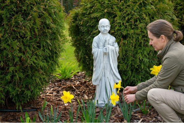 Boeddha sculptuur in steenlook. Groot decoratief beeld voor in de tuin.
