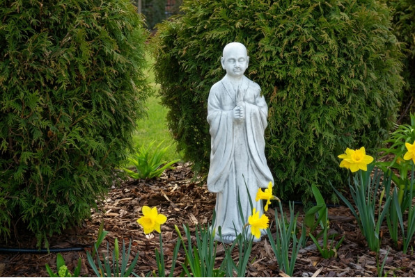 Boeddha sculptuur in steenlook. Groot decoratief beeld voor in de tuin.