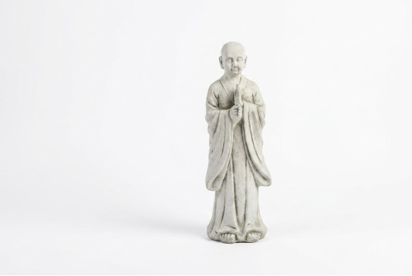 Boeddha sculptuur in steenlook. Groot decoratief beeld voor in de tuin.