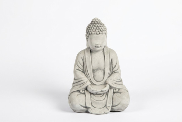 Boeddha-beeld in steenlook. Groot beeld voor tuindecoratie.