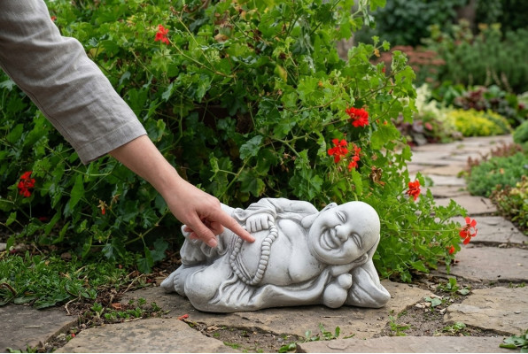 Figuur Boeddha sculptuur in steenlook. Groot beeld voor tuindecoratie.