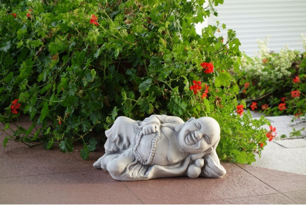 Figuur Boeddha sculptuur in steenlook. Groot beeld voor tuindecoratie.