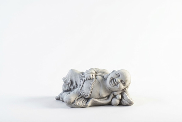 Figuur Boeddha sculptuur in steenlook. Groot beeld voor tuindecoratie.