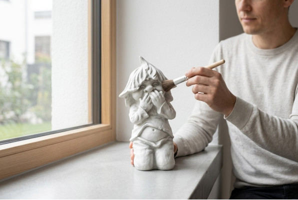 Jong zittend decoratief figuur standbeeld beeldhouwwerk standbeelden tuin