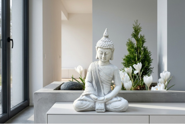 Decoratieve figuur Boeddha sculptuur in steenlook. Groot beeld voor in de tuin.