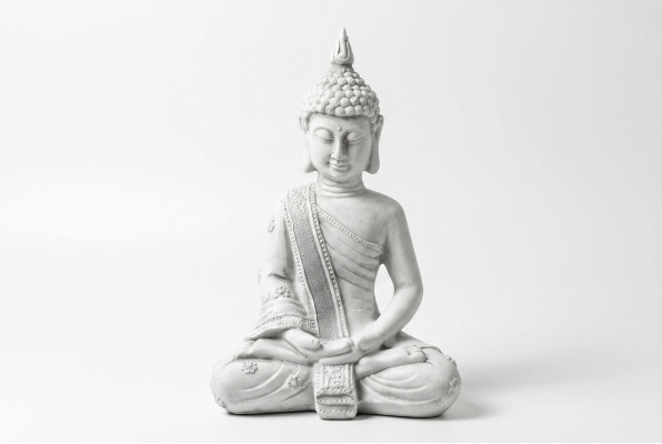 Decoratieve figuur Boeddha sculptuur in steenlook. Groot beeld voor in de tuin.