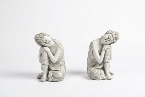 Decoratieve Boeddha sculptuur in steenlook. Groot beeld voor in de tuin.