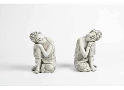 Decoratieve Boeddha sculptuur in steenlook. Groot beeld voor in de tuin.