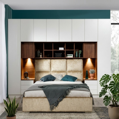 Slaapkamerinrichting met comfortabele bedden en elegante kasten.