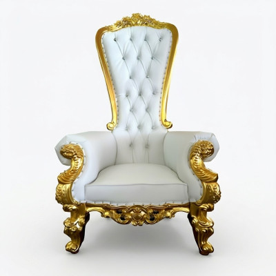Een prachtige witte, krullende fauteuil in barok- en Chesterfield-stijl met elementen van de Chesterfield-stijl.