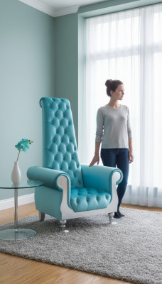 Een verfijnde fauteuil met een hoge rugleuning en een ontwerp dat doet denken aan een Voltaire-fauteuil.