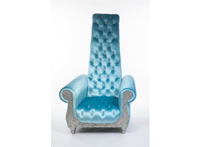 Een verfijnde fauteuil met een hoge rugleuning en een ontwerp dat doet denken aan een Voltaire-fauteuil.