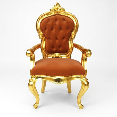 Elegante barokstoel in originele oranje kleur met glanzende gouden steunen.