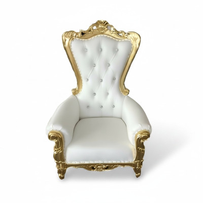 Elegante witte stoel met een dynamische silhouet en prachtige decoratieve elementen in de vorm van bloemmotieven.
