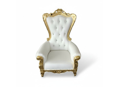 Elegante witte stoel met een dynamische silhouet en prachtige decoratieve elementen in de vorm van bloemmotieven.