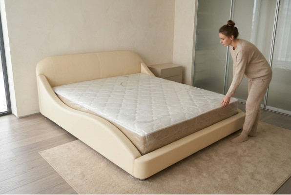 Nieuw, modern en comfortabel bed voor de slaapkamer.