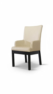 Stel van 6 houten eetkamerstoelen met leuningen en bekleding.
