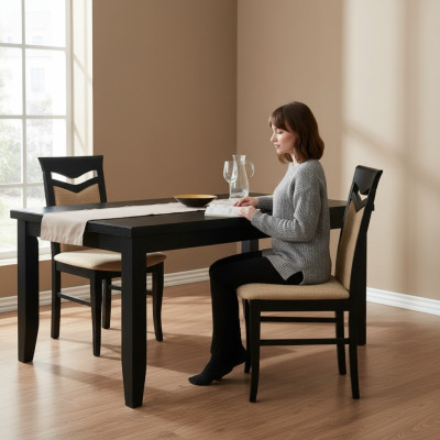 Stel 2x houten designstoelen met stofbekleding in het gasten- of eetkamertextiel op.