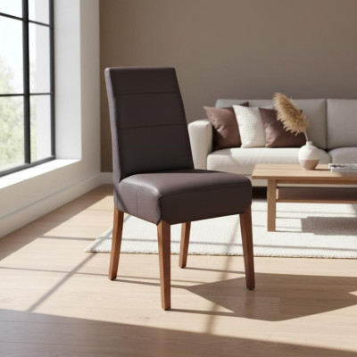 Stel van 6 massief houten eetkamerstoelen met lederen bekleding voor gastronomisch gebruik.